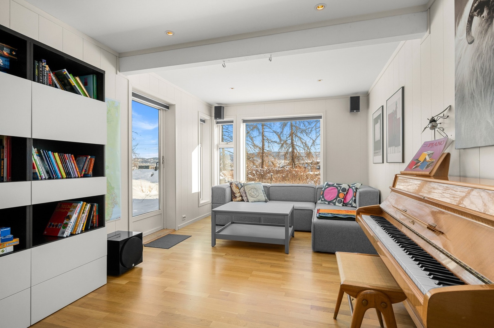 Kjellerstue på ca 17,5m2 med utgang til hagen. Galleribilde