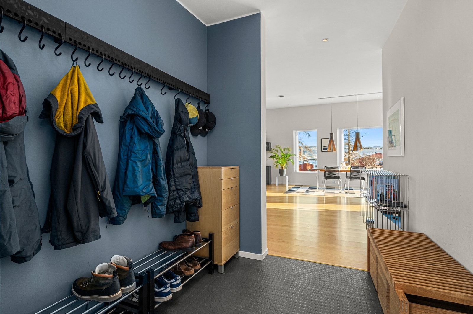 Romslig entrè med god garderobeplass, og slitesterkt vinylgulv. Galleribilde