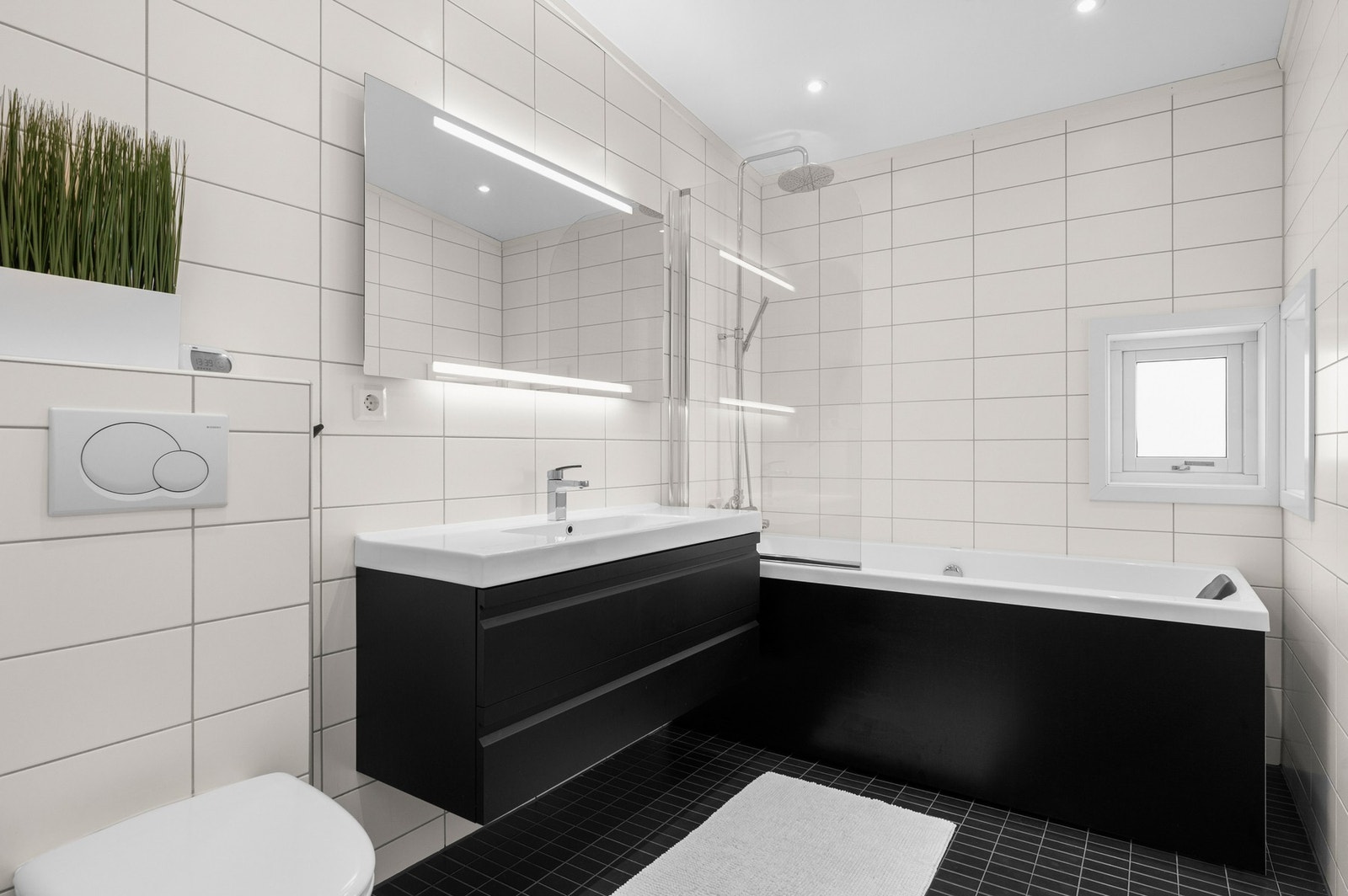 Bad på hovedplan er ca 6m2, og innredning fra Sigdal, og stort bad med dusjvegg. Galleribilde