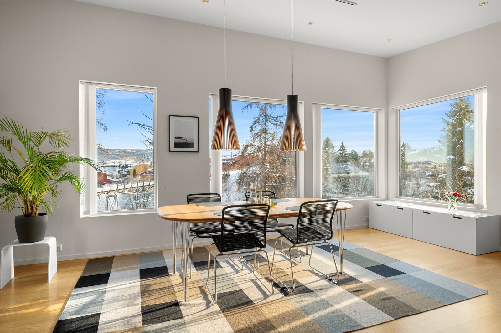 Stua preges av god takhøyde og store vindusflater som er et lyst rom med god romfølelse. Galleribilde