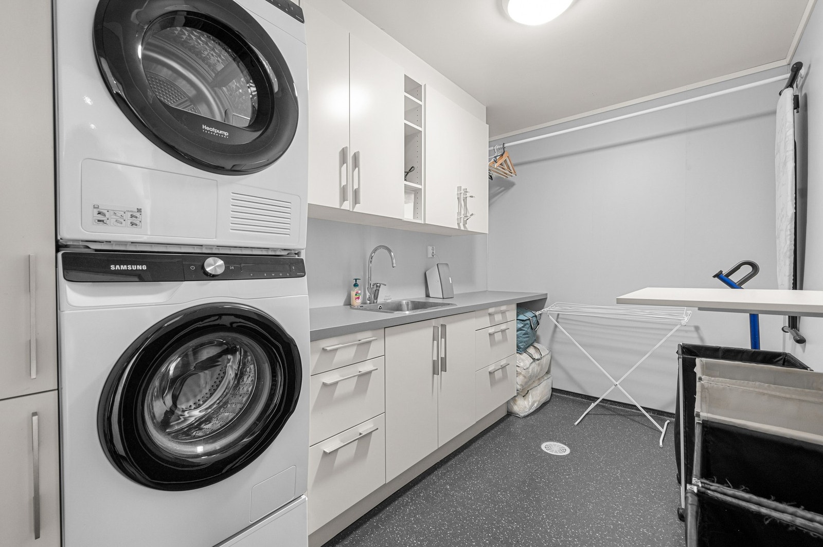 Separat vaskerom med godt med oppbevaring i skuffer og skap - stang montert for god klestørk, så dette må være et perfekt rom for barnefamilier. Galleribilde