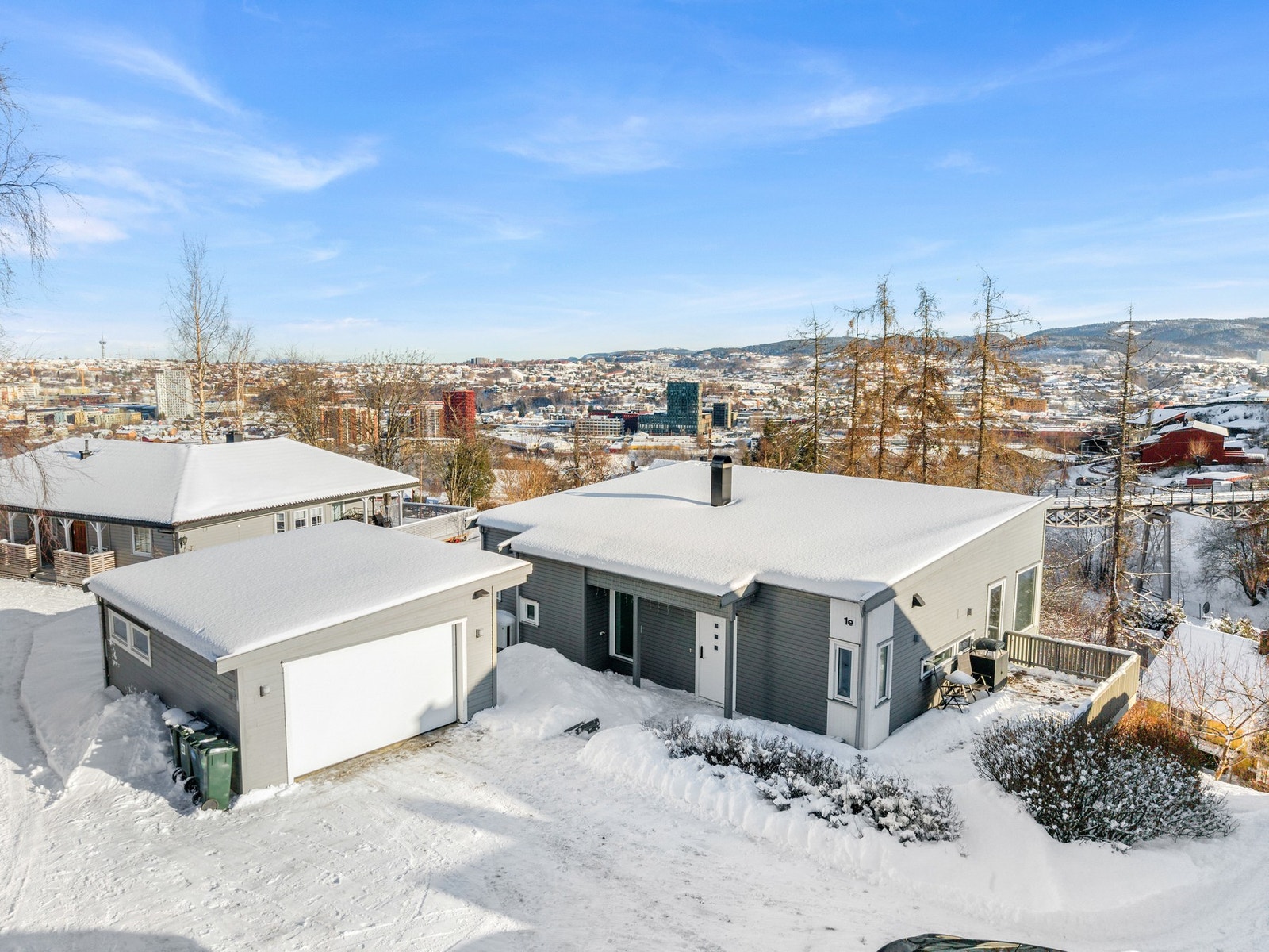 Det medfølger en romslig garasje på ca 31m2 satt opp i 2013. Galleribilde