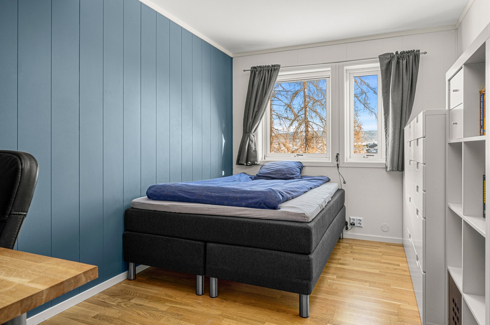 Soverom III på ca 11,5m2 med god plass til både ønsket garderobeløsning og pult. Galleribilde