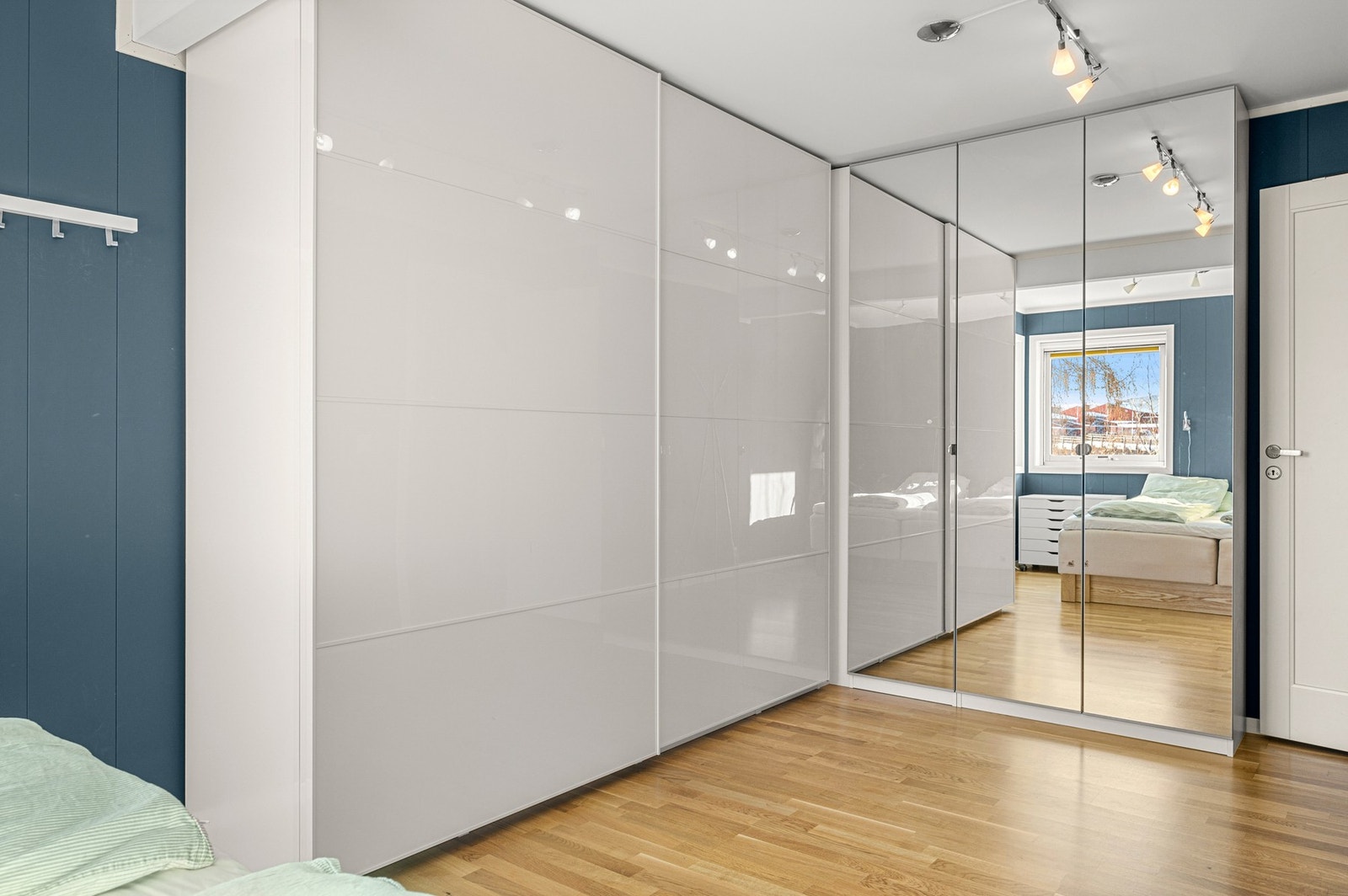 Skikkelig god garderobeplass her, lunt plassert i boligens sokkeletasje. Galleribilde