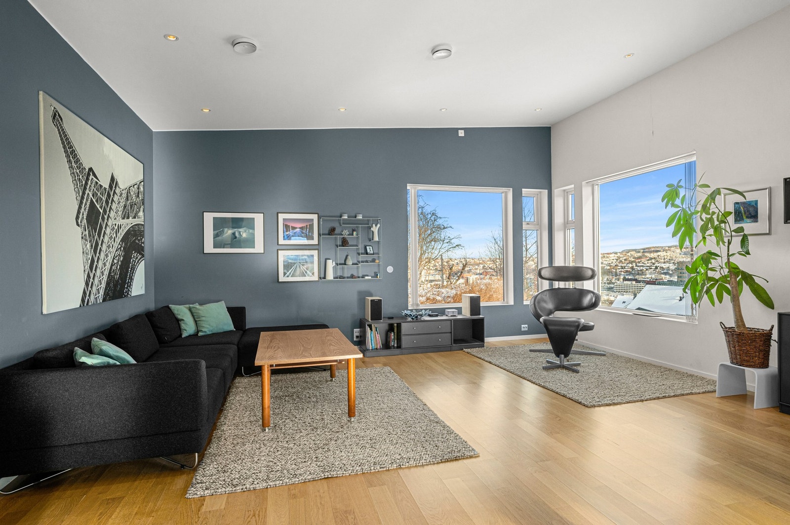 Stua preges av svært god romfølelse, taket er skråtak og har hele 3,2m takhøyde på høyeste punkt. Galleribilde