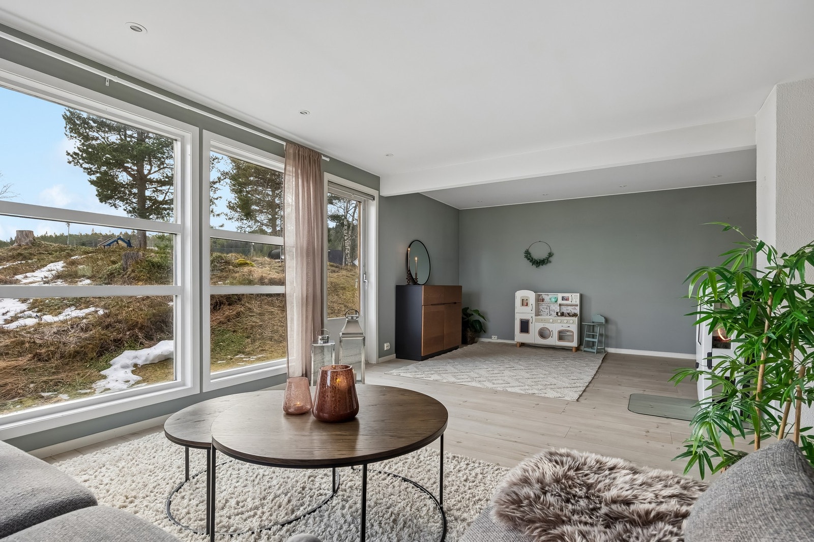 Delvis åpen løsning mellom stue, spisestue og kjøkken skaper et luftig og sosialt oppholdsrom. Galleribilde