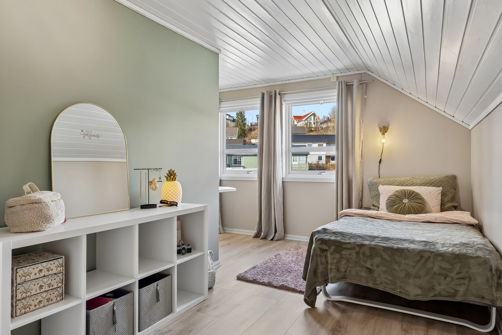 Stort soverom med plass til både seng, oppbevaring og kontorhjørne. Galleribilde