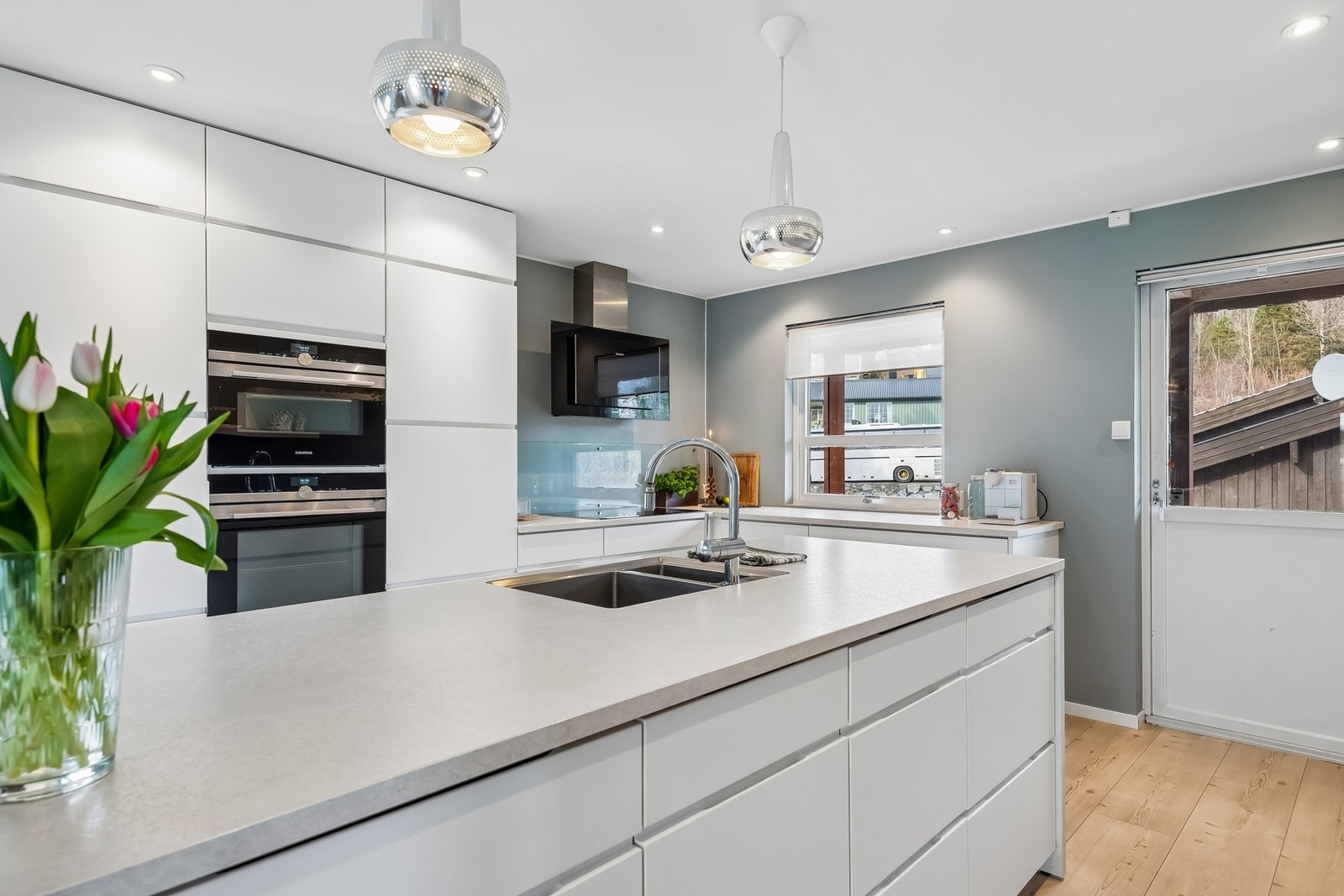 Moderne kjøkken fra kvalitetsleverandøren KVIK installert i 2017. Galleribilde