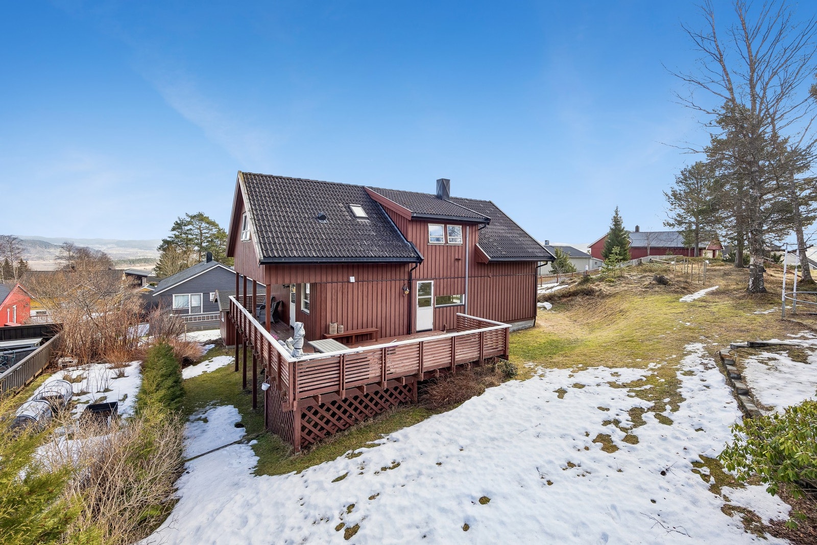 Boligen ligger fint til i feltet uten gjennomgangstrafikk. En rolig og trygg beliggenhet for hele familien. Galleribilde