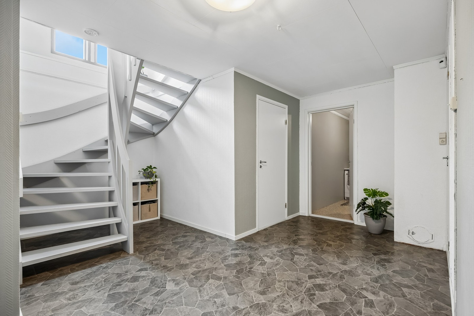 Gang i sokkeletasjen med adkomst til flere rom og praktiske bodløsninger. Galleribilde