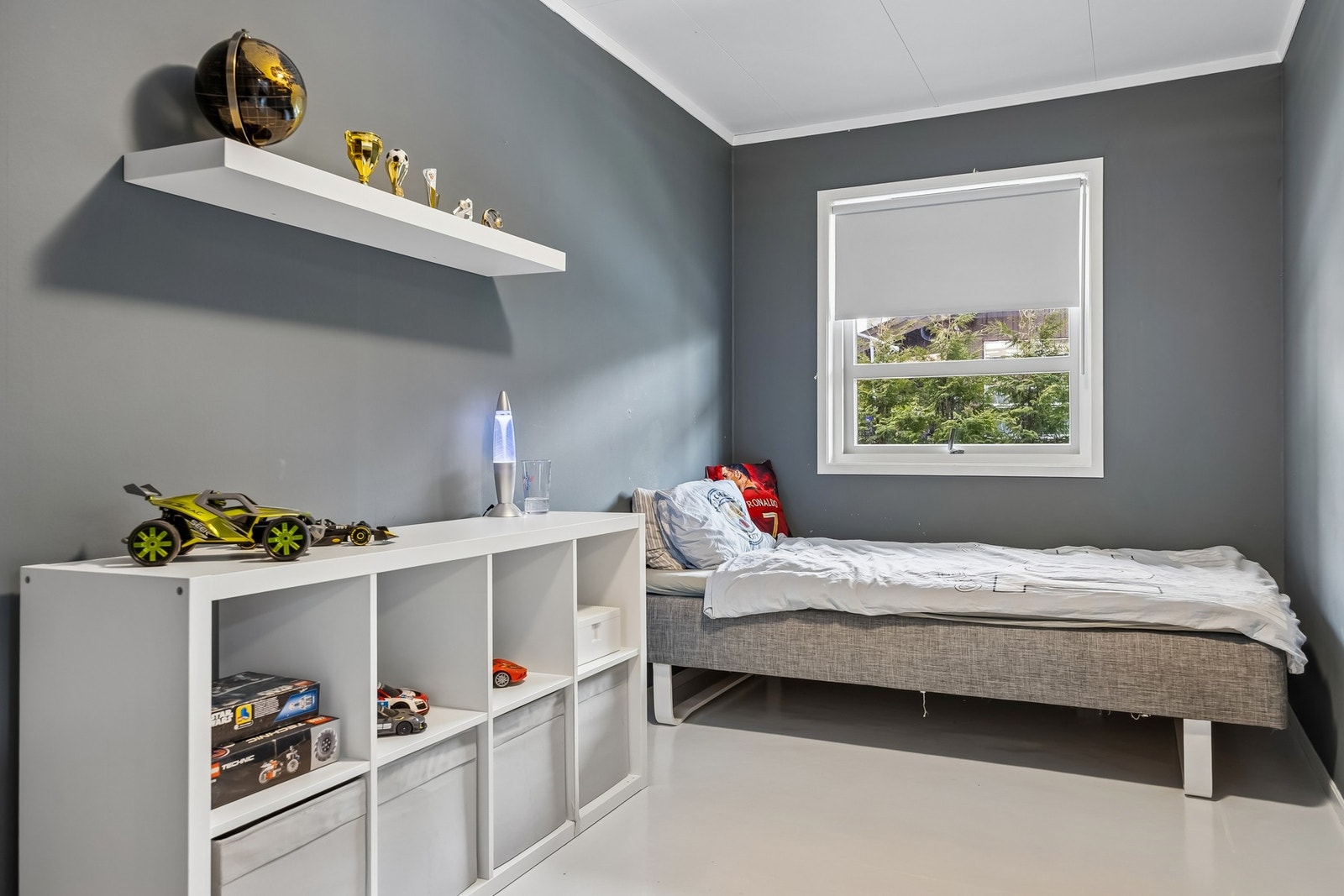 Lunt og harmonisk soverom med god plass til seng og oppbevaring. Galleribilde