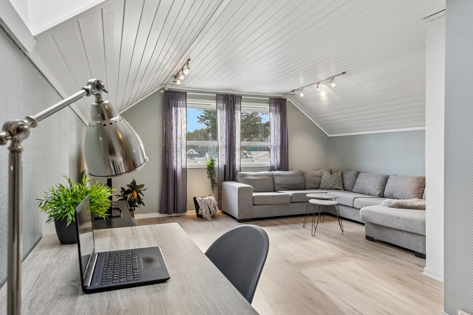 Trivelig loftstue med gode lysforhold og lun atmosfære. Galleribilde