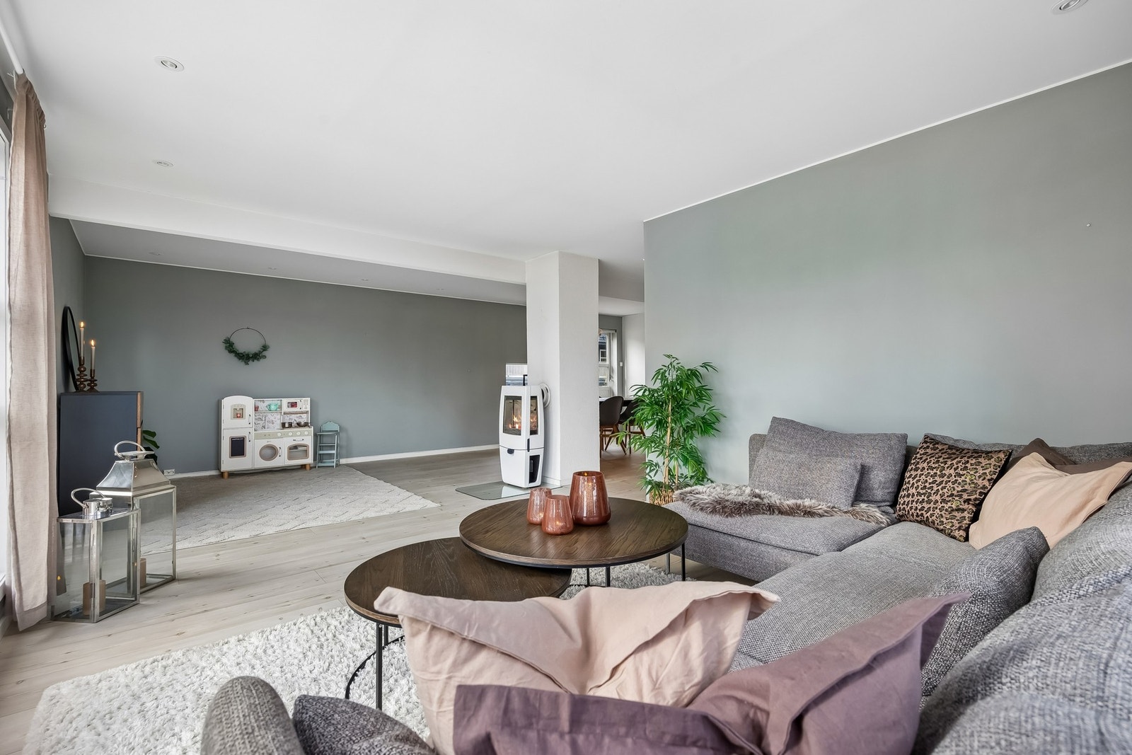 Oppholdsrommet utgjør hele 55 m² og gir svært gode møbleringsmuligheter. Galleribilde