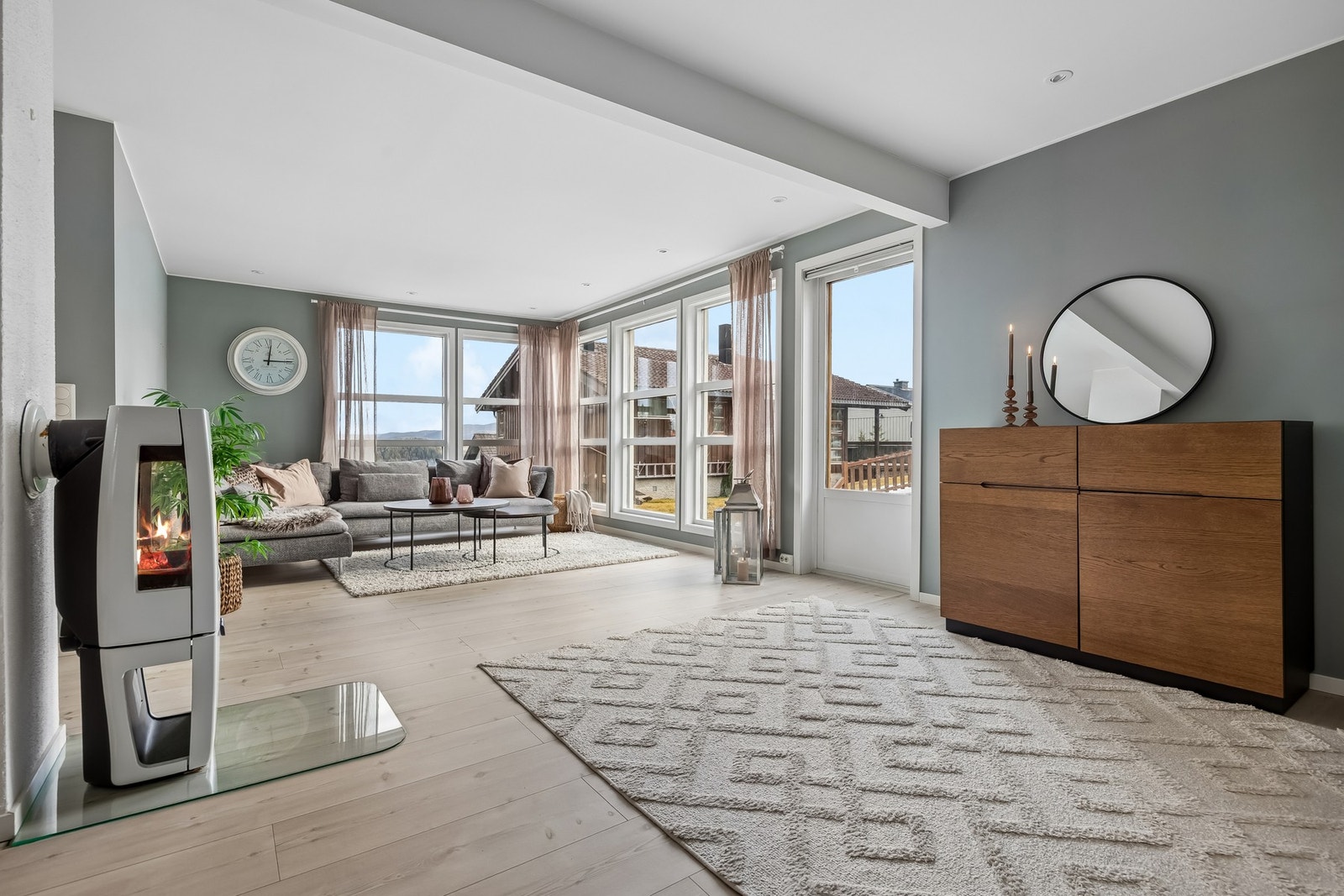 Stuen fremstår moderne og tiltalende etter omfattende oppussing i 2017. Galleribilde