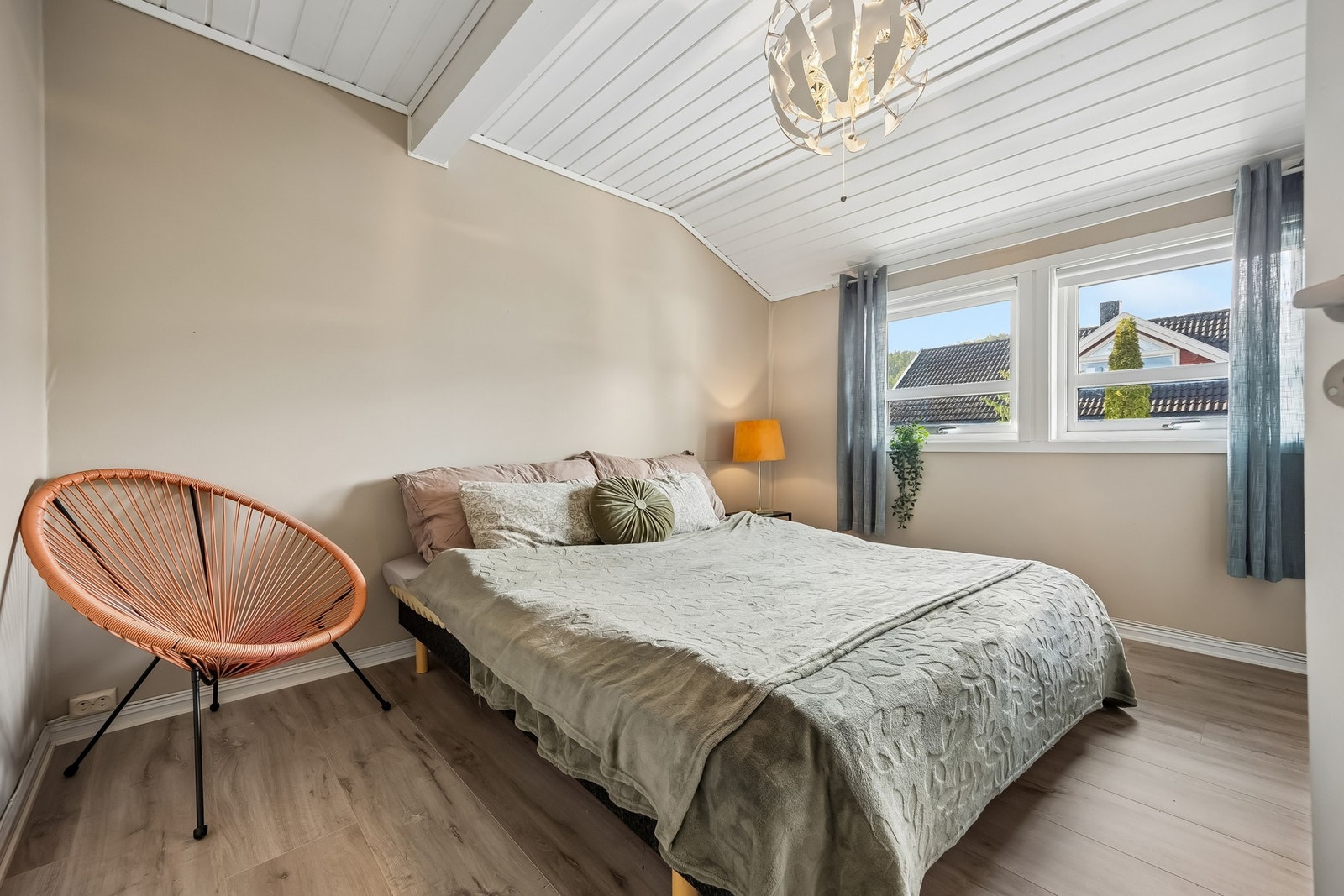 Soverom med tidsriktige farger og solskjerming på vinduene. Galleribilde