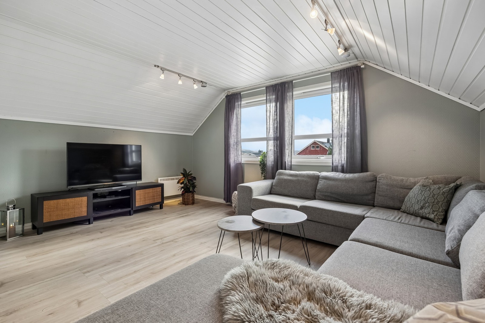 Rommet har god plass til sofagruppe og TV-møbel. Galleribilde