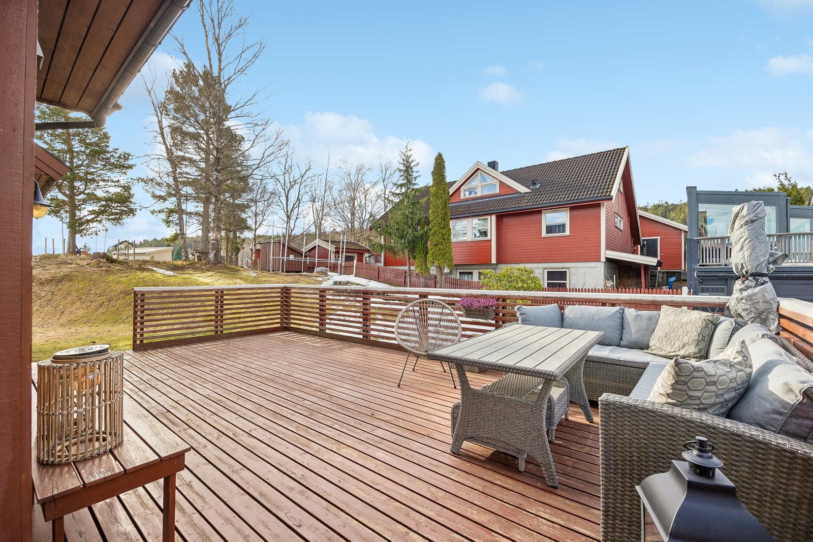 Stor veranda på hele 39 m² som strekker seg rundt boligen. Her kan solen nytes fra ca. kl. 11 til 21 på sommerstid. Galleribilde