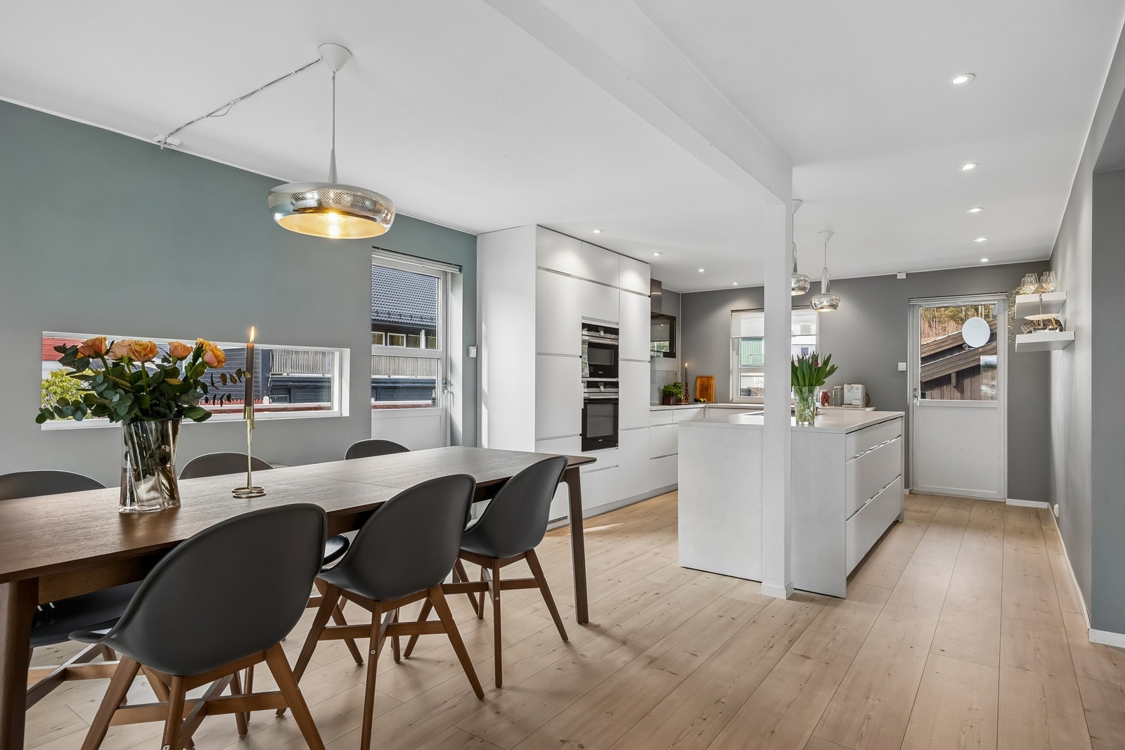 Kjøkkenet ligger som en naturlig del av spisestuen og skaper en sosial løsning. Galleribilde