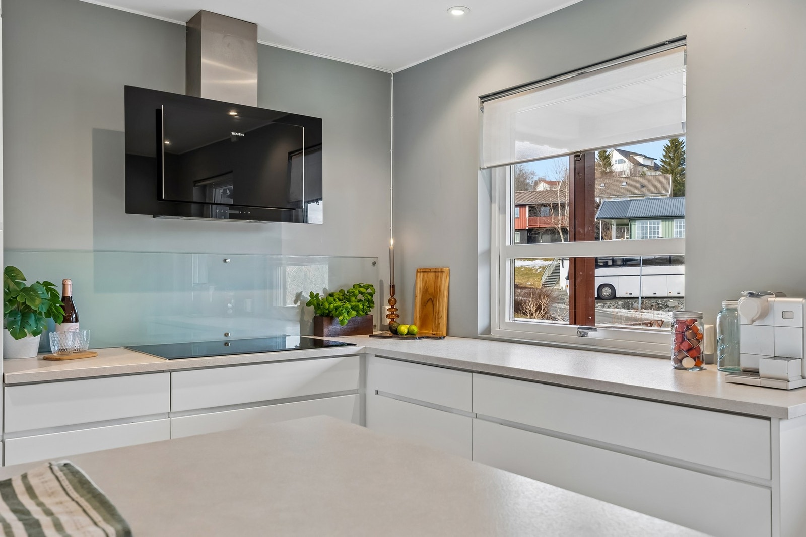 Integrerte hvitevarer fra Siemens gir kjøkkenet et stilrent og eksklusivt preg. Galleribilde