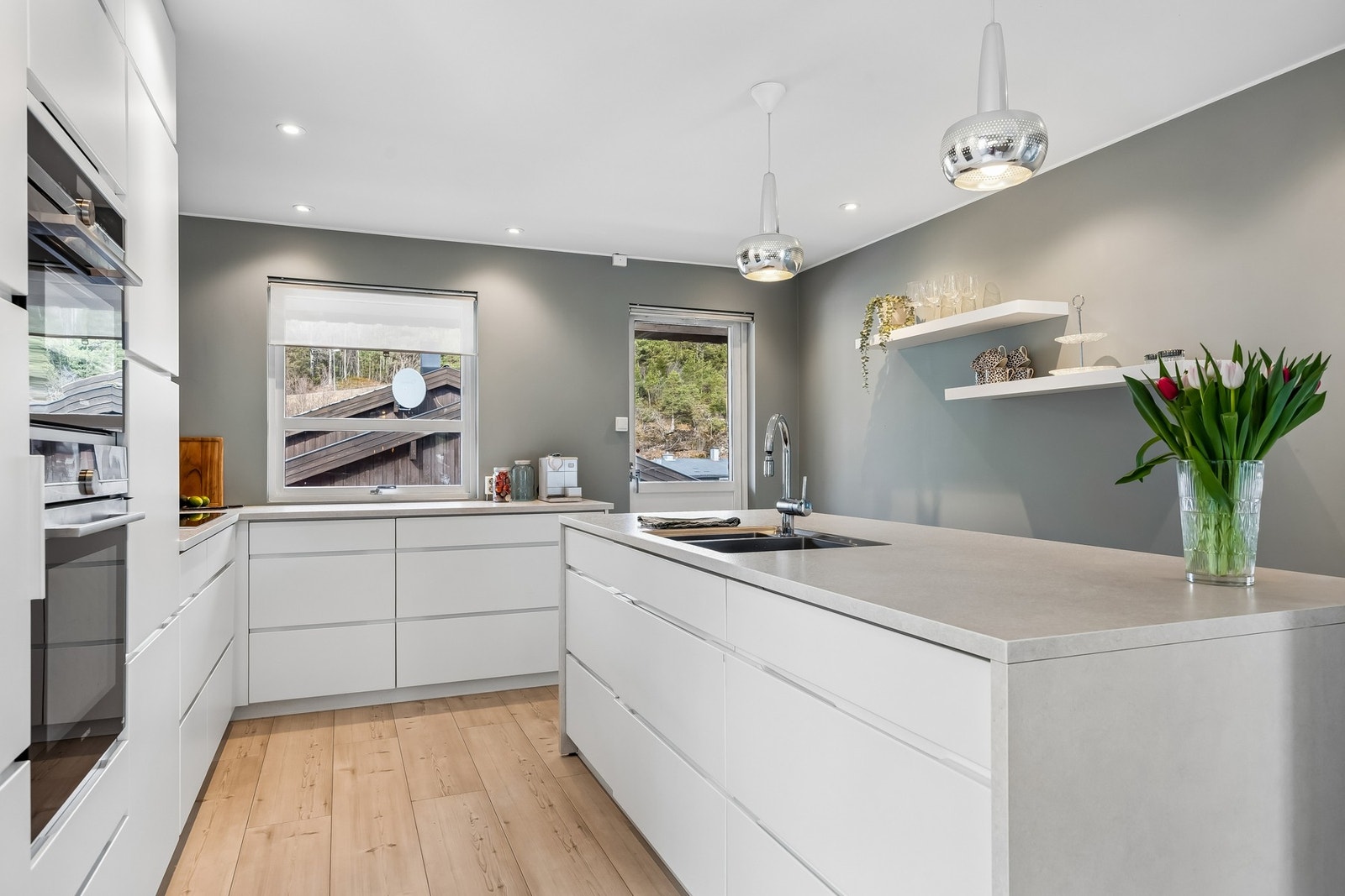 Romslig kjøkken med god skapplass og romslige arbeidsflater. Galleribilde