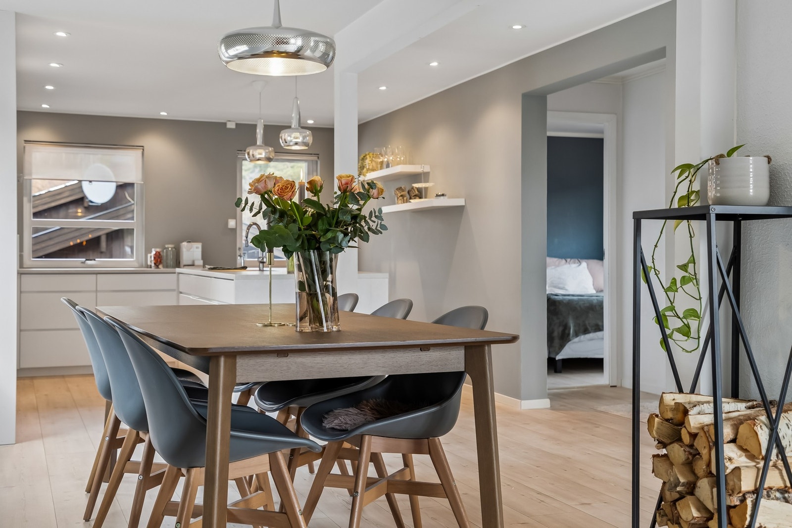 Spisestuen ligger naturlig tilknyttet kjøkkenet, perfekt for hyggelige middager og samlinger. Galleribilde