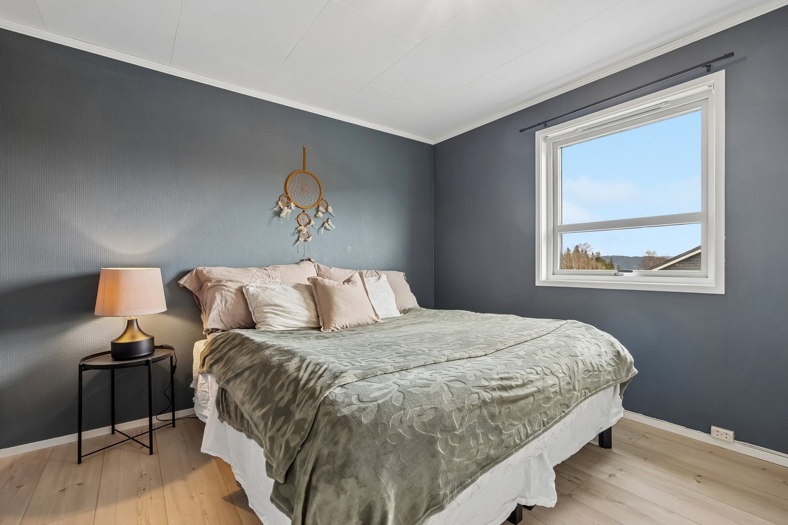 Romslig soverom i hovedetasjen med praktisk garderobeløsning. Galleribilde