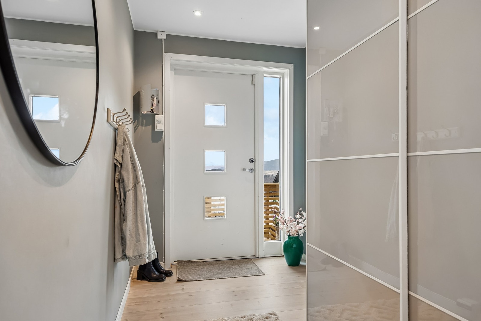 Romslig og innbydende entré med god plass til oppbevaring i skyvedørsgarderobe. Galleribilde