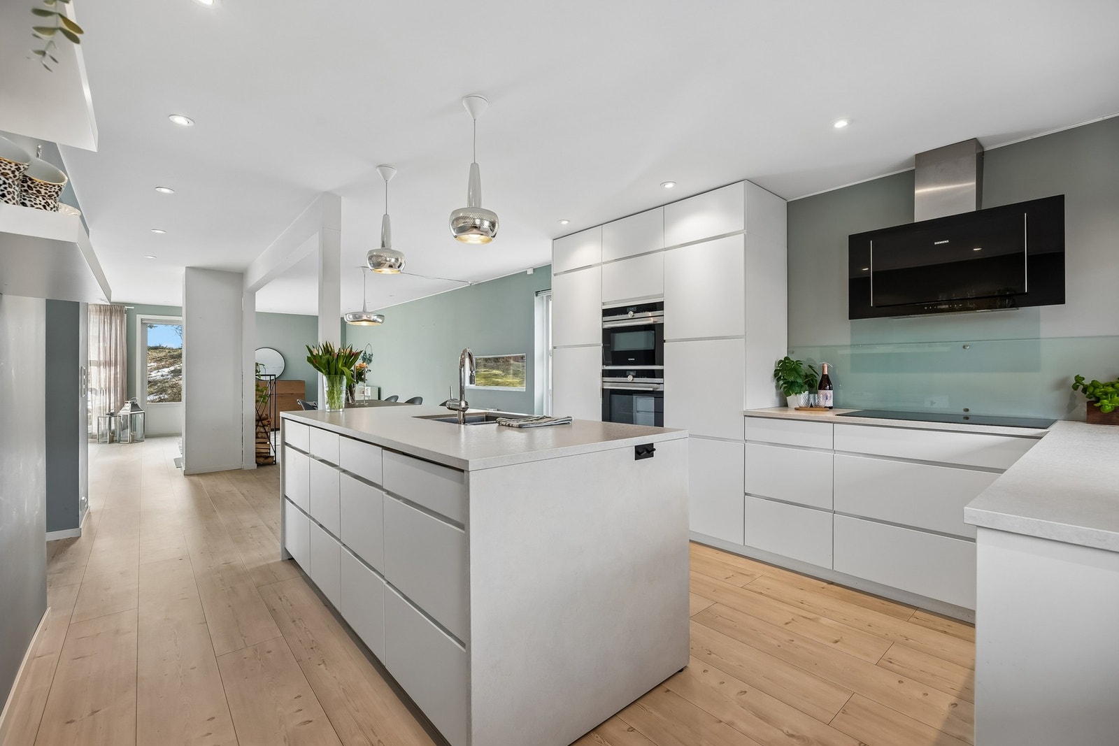 Praktisk kjøkkenøy som gir ekstra arbeidsplass og gjør kjøkkenet til et naturlig samlingspunkt. Galleribilde