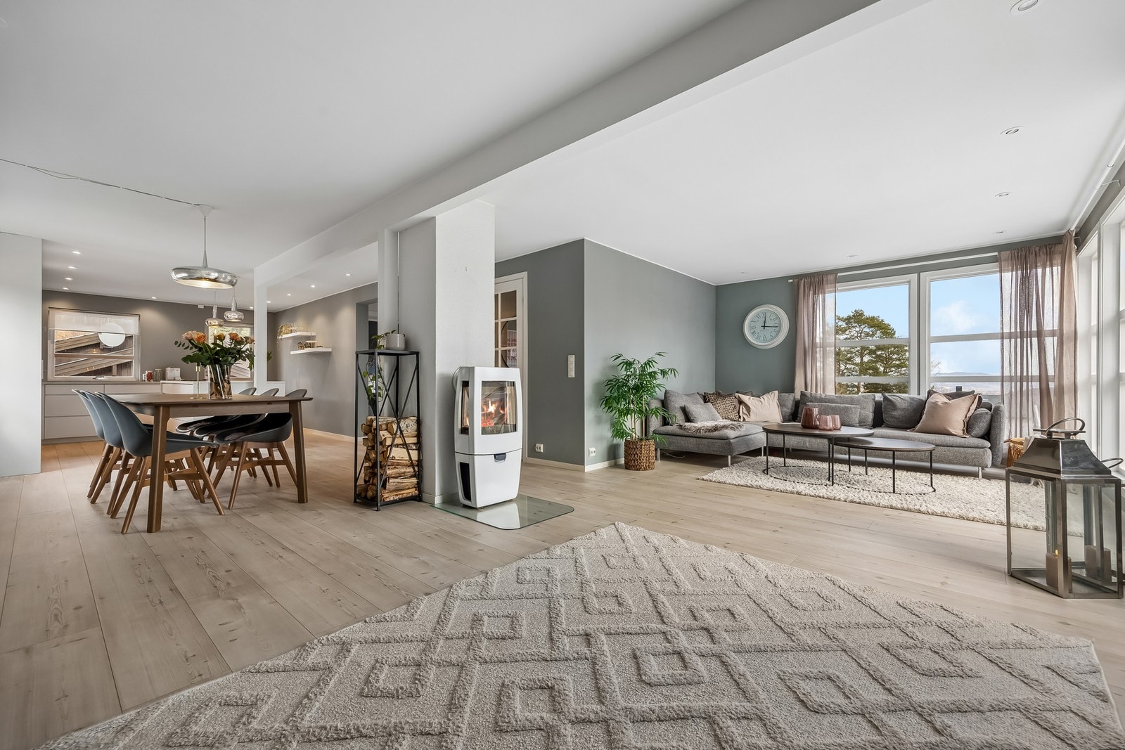 Lys og innbydende stue med store vindusflater som slipper inn rikelig med naturlig lys. Galleribilde