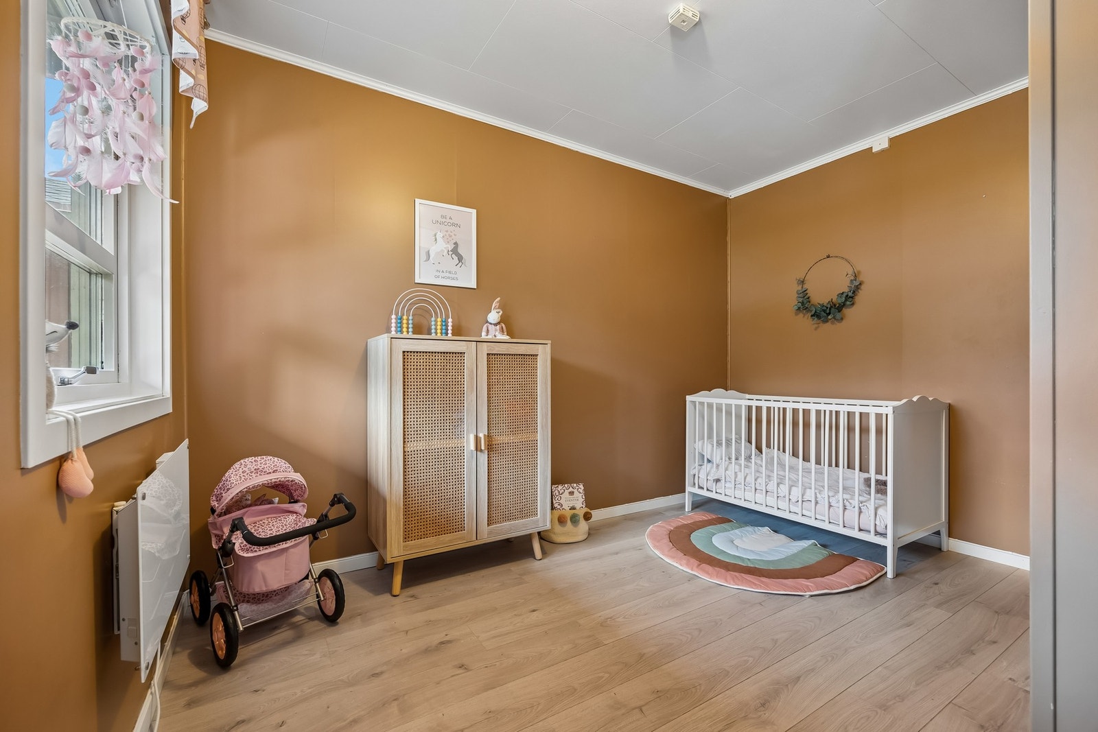 Soverom i sokkeletasjen med gode oppbevaringsmuligheter i garderobeskap. Galleribilde