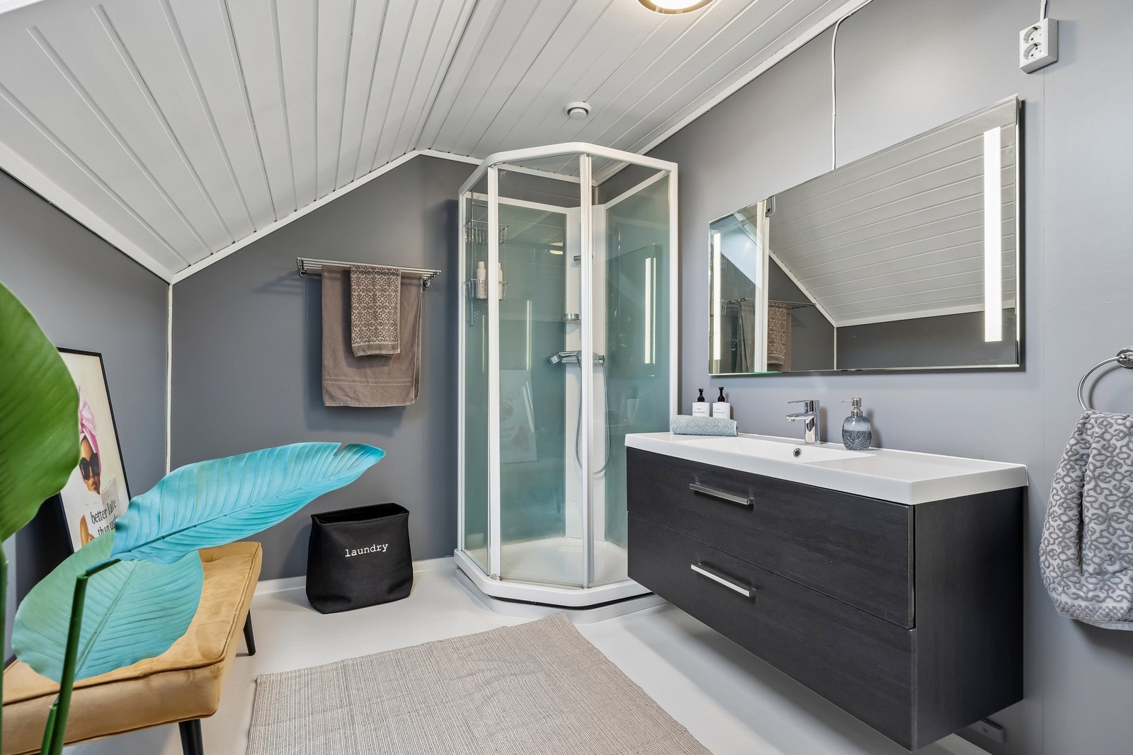 Velholdt bad i loftsetasjen. Dusjkabinett, servantinnredning og toalett ble oppgradert i 2020. Galleribilde