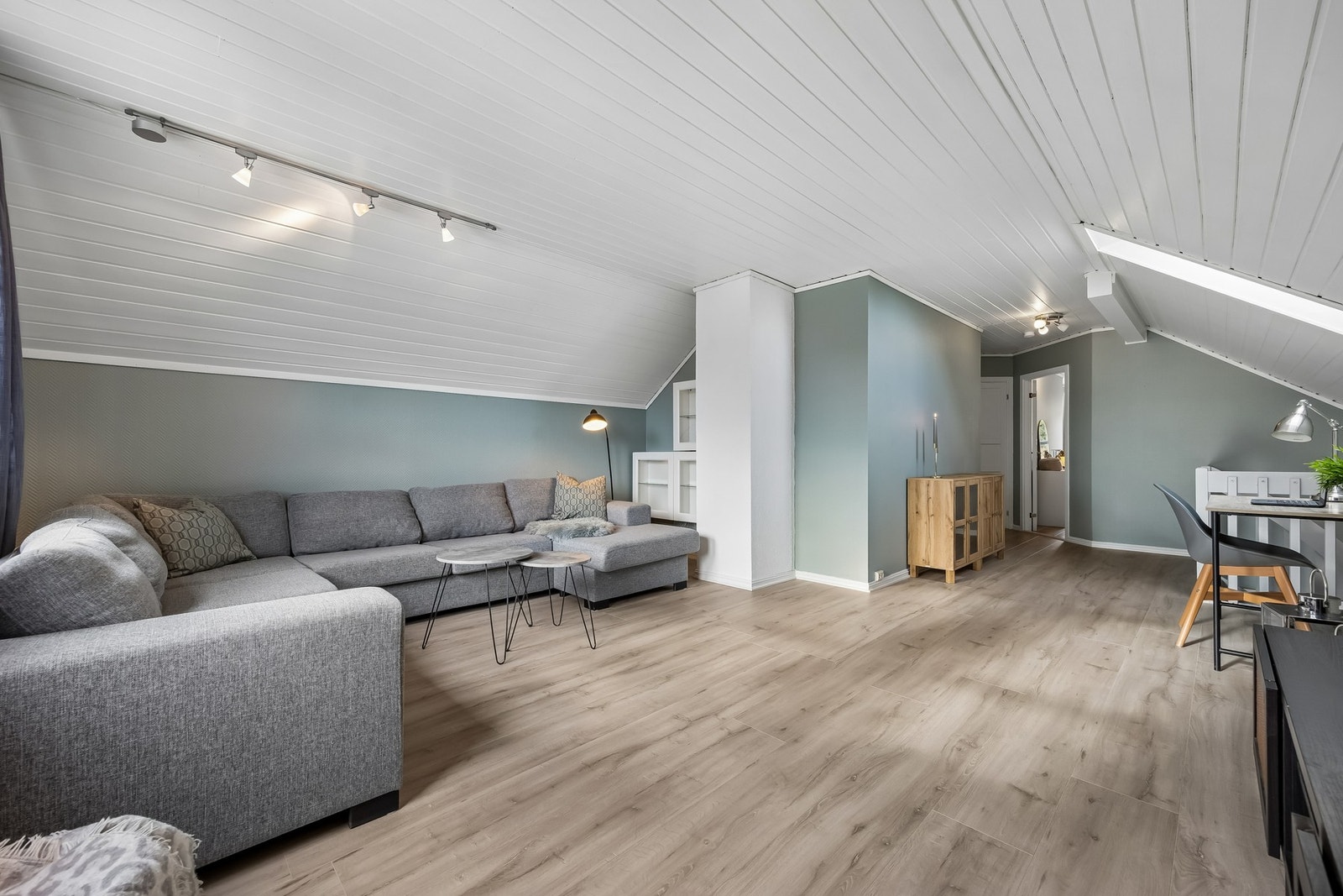 Ekstra oppholdsrom gir boligen en svært praktisk og familievennlig planløsning. Galleribilde