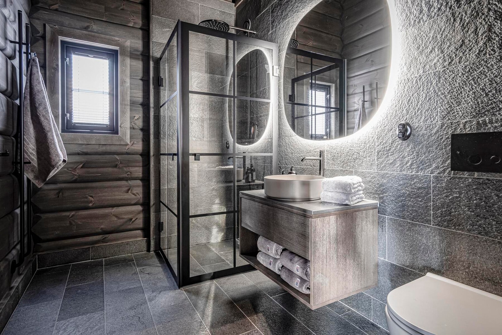 Foto fra bad en oppsatt Øverbygg hytte. Galleribilde