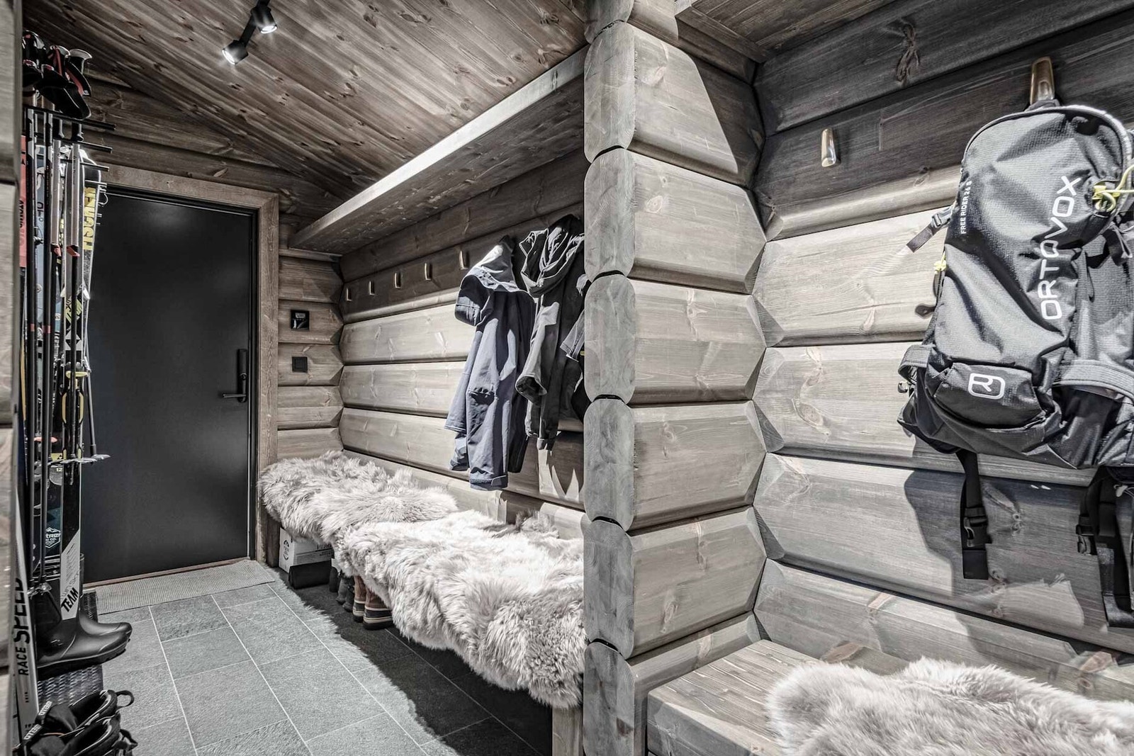 Lyst og lufting i kjøkken/spisestuedelen. Foto fra en oppsatt Øverbygg hytte. Galleribilde