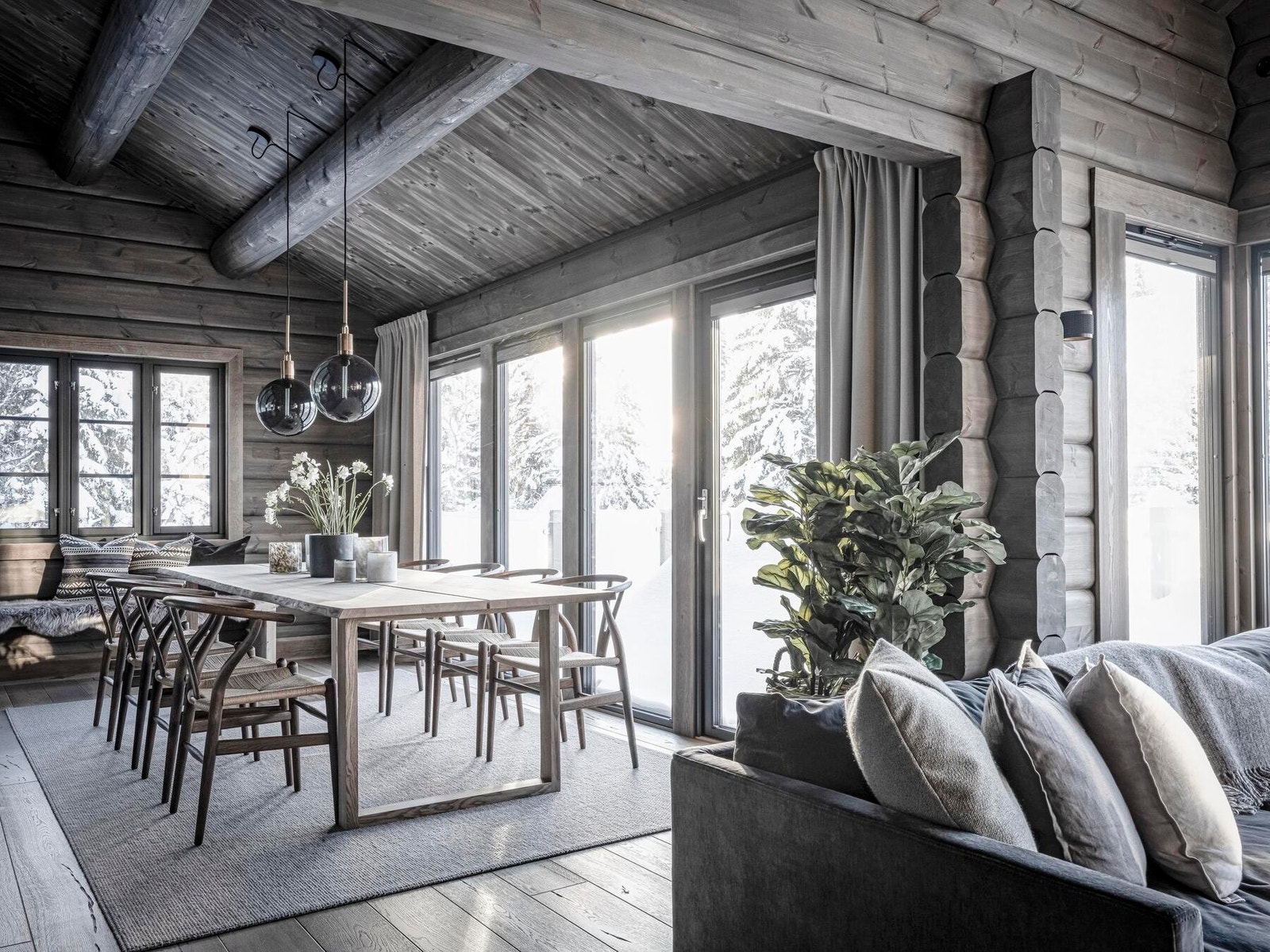 Lyst og lufting i kjøkken/spisestuedelen. Foto fra en oppsatt Øverbygg hytte. Galleribilde