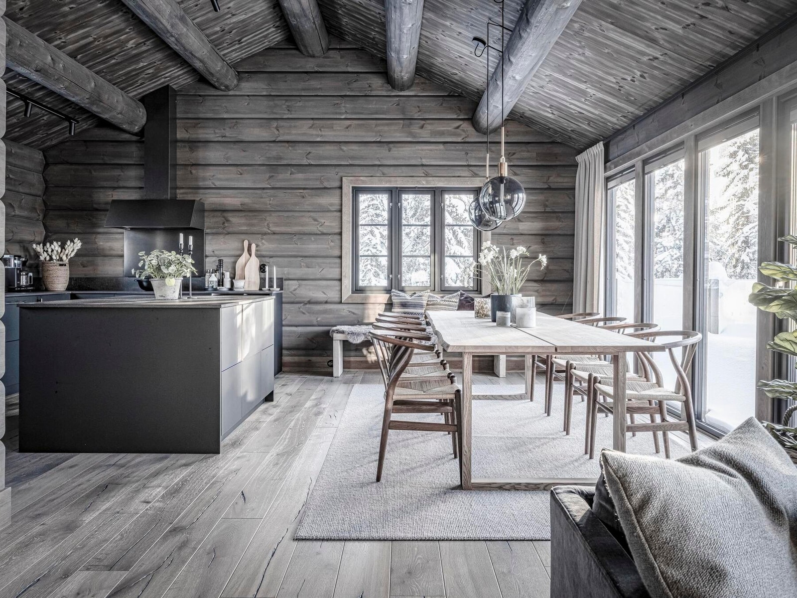 Lyst og lufting i kjøkken/spisestuedelen. Foto fra en oppsatt Øverbygg hytte. Galleribilde