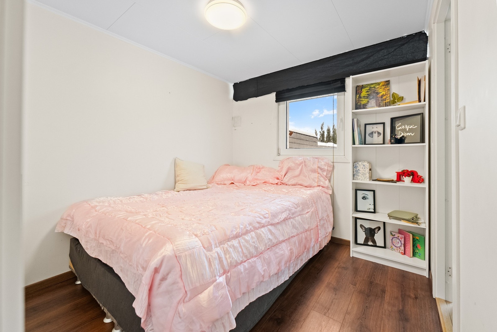 Hybel: Sovealkove (opprinnelig godkjent som kontor/hobby) med malte veggflater, laminat på gulv og stort vindu. Galleribilde