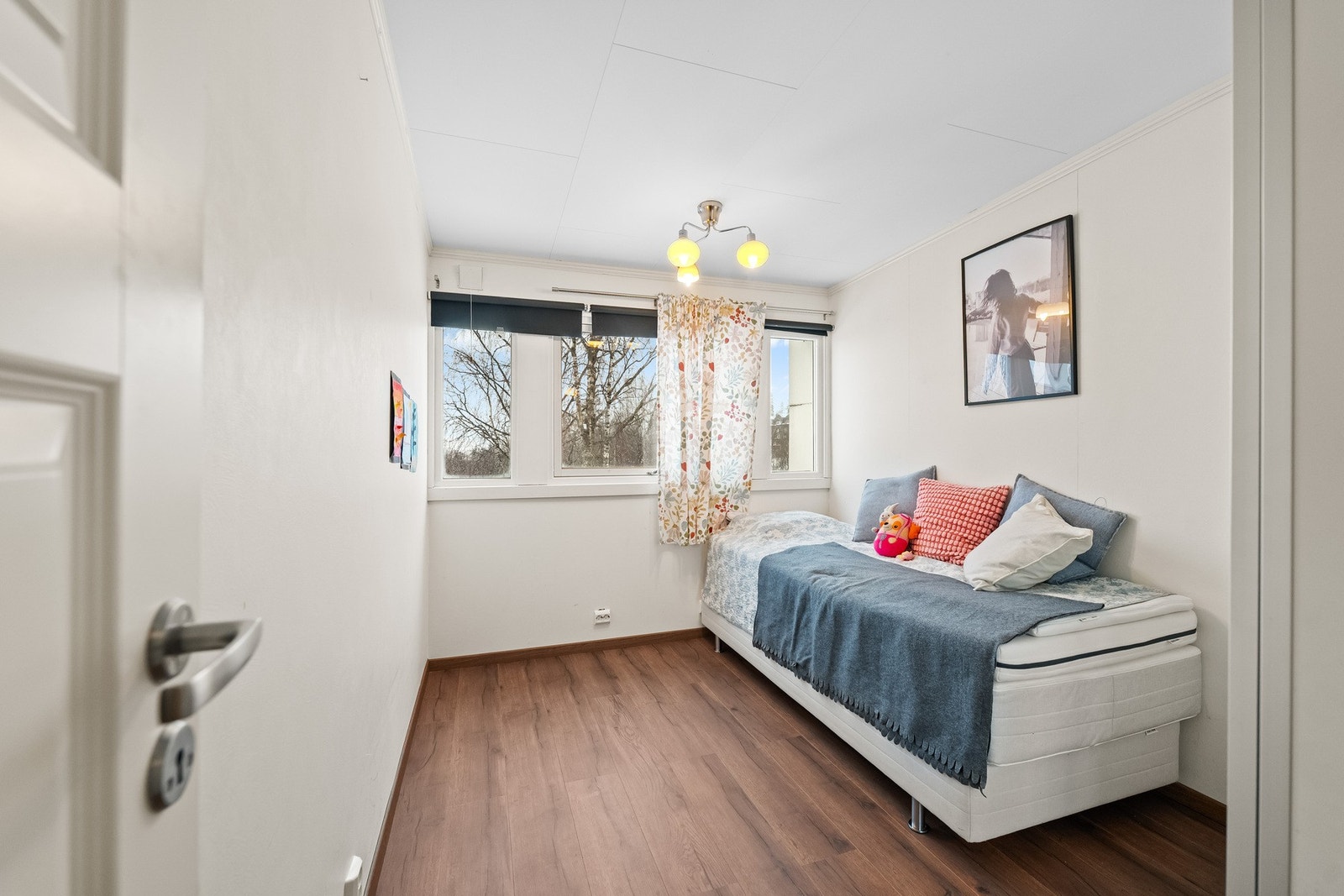 Soverom 3 er et fleksibelt ekstrarom med malte veggflater, laminat på gulv, skyvedørsgarderobe og store vindusflater. Galleribilde