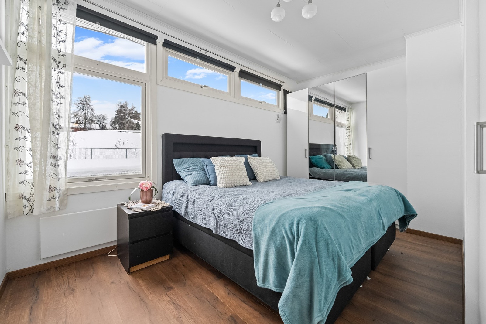 Hovedsoverommet har malte veggflater, laminat på gulv og store vindusflater som slipper inn rikelig med lys, samt rikelig lagringsplass via stort garderobeskap. Galleribilde