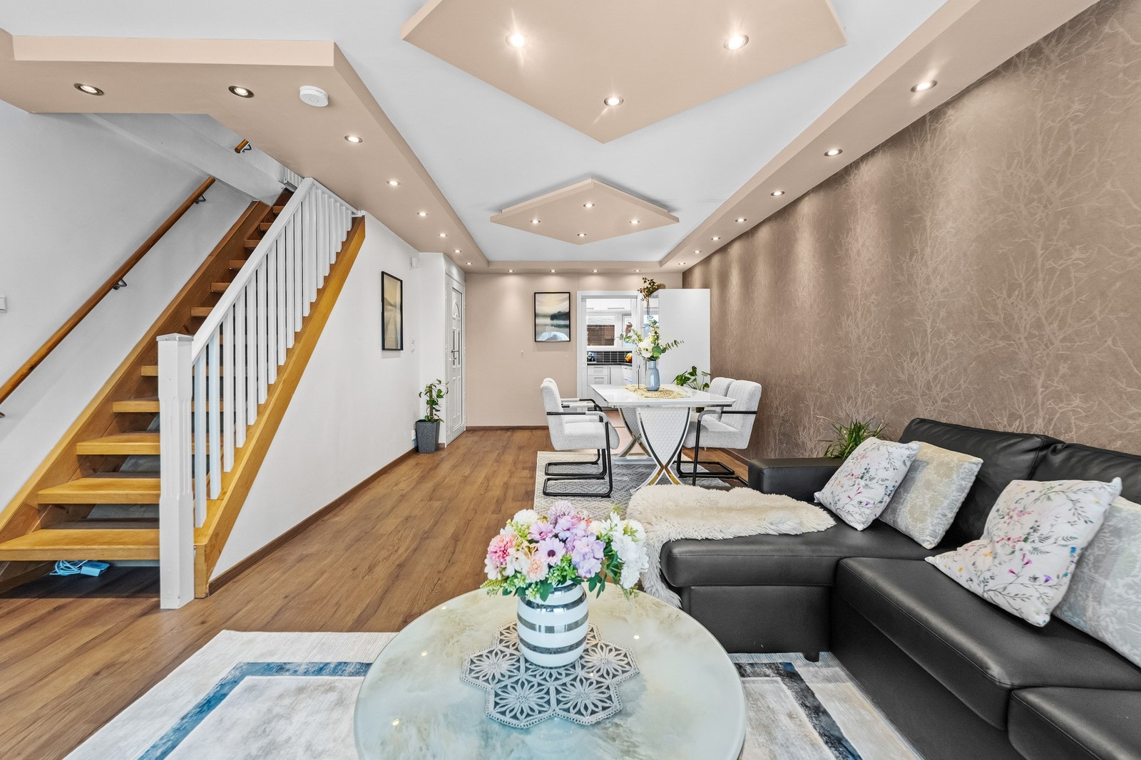 Himlingen er lyssatt med downlights nedfelt i kasser. Galleribilde