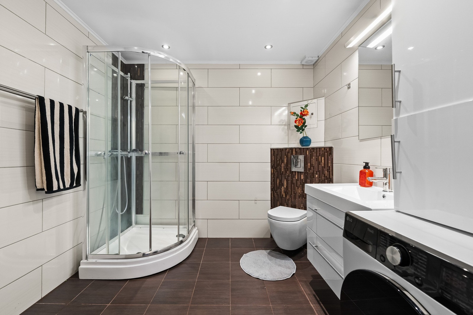 Stort flislagt hovedbad i boligens 2. etasje, oppgradert ca. 2015 i regi av tidligere eier. Badet har elektriske varmekabler i gulv og downlights i himling. Galleribilde