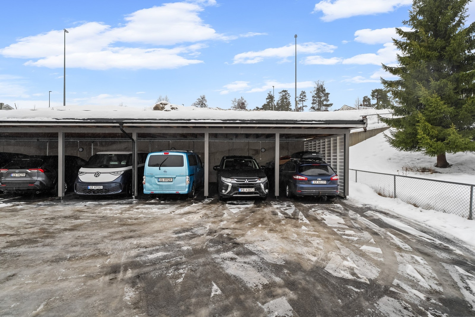 Boligen disponerer en fast parkeringsplass i felles carportanlegg med elbillader (plass nr 17). Parkering for øvrig skjer på felles parkeringsplass for gjester og beboere. Galleribilde