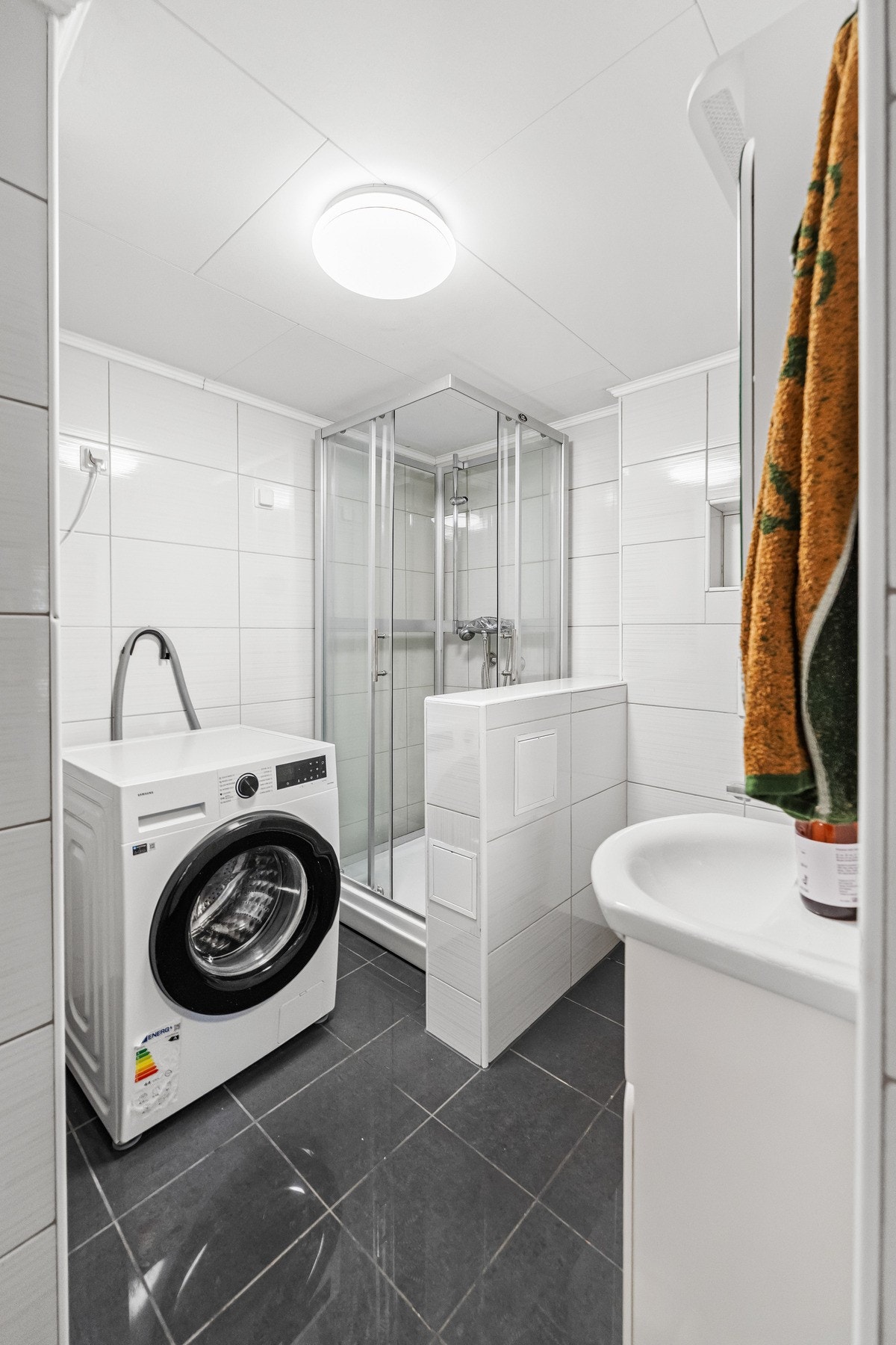 Hybel: Badet har et frittstående dusjkabinett, samt opplegg og plass for vaskemaskin. Galleribilde