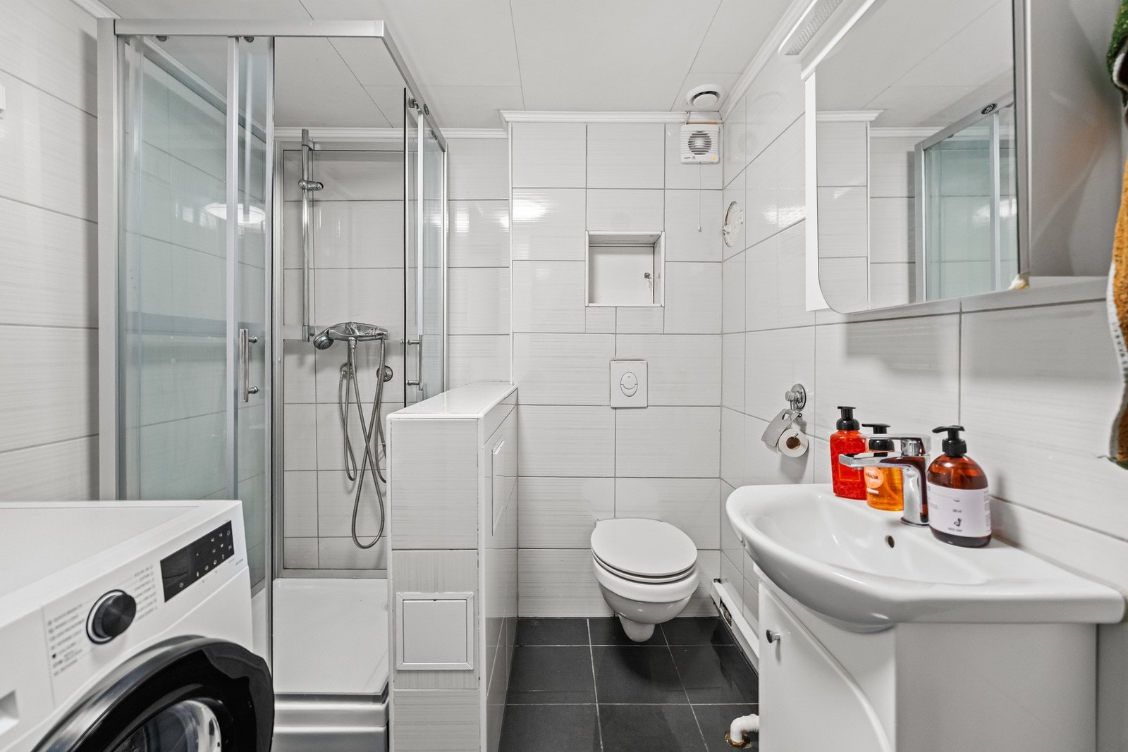 Hybel: Flislagt bad oppgradert ca. 2015 i regi av tidligere eier, med elektriske varmekabler i gulv. Innredningen består av servantmøbel, speil og vegghengt toalett. Galleribilde