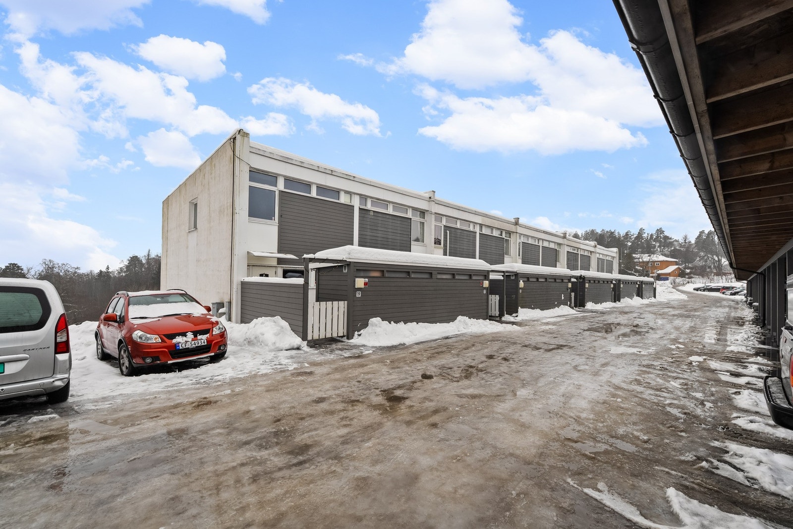 Dette er et fleksibelt hjem som passer både familier, generasjonsbolig eller utleiemulighet, med en svært attraktiv beliggenhet. Galleribilde