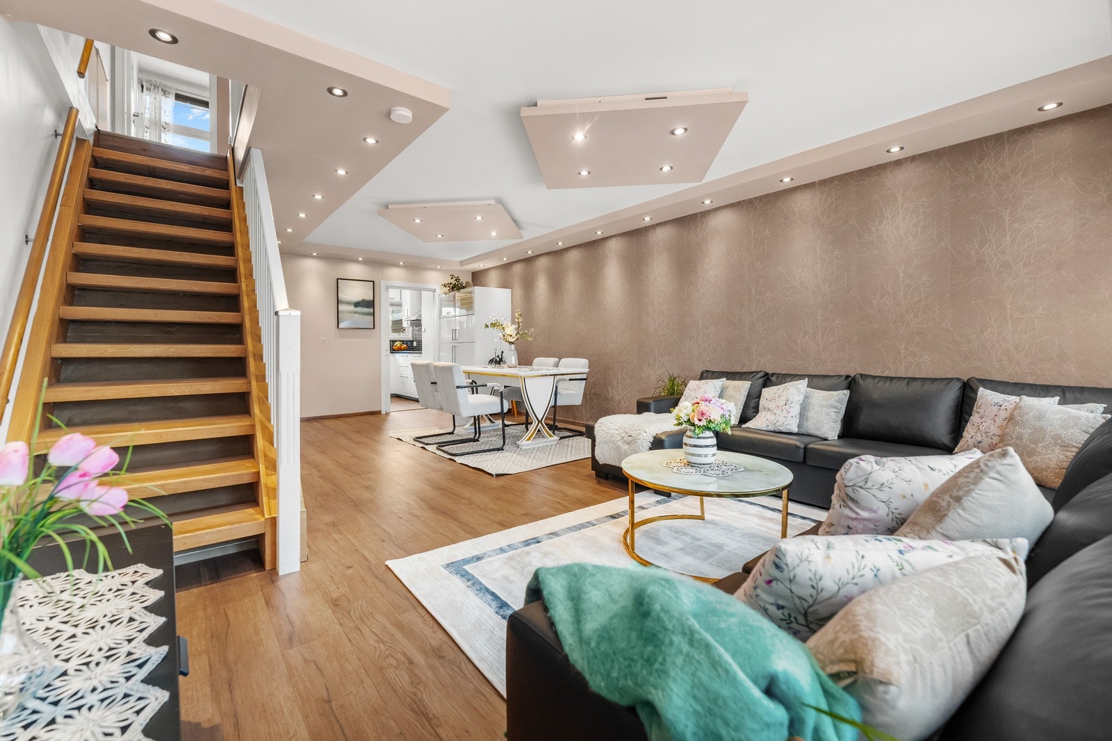 Stuen har god plass til sofagruppe og spisebord. Galleribilde