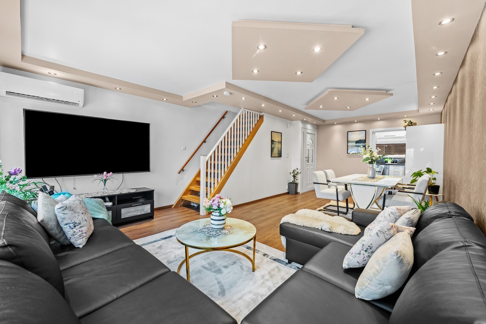 På gulvet er det lagt lyspigmentert laminat. Galleribilde