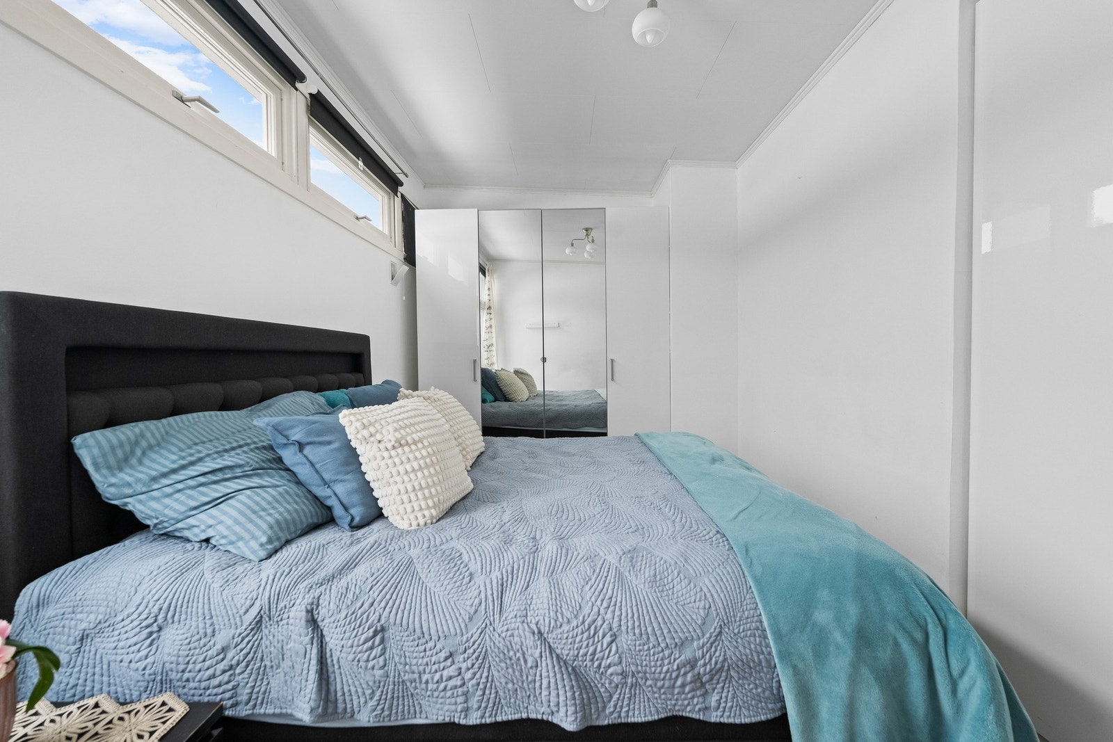 Alle soverommene har montert rullegardiner foran vinduene. Galleribilde