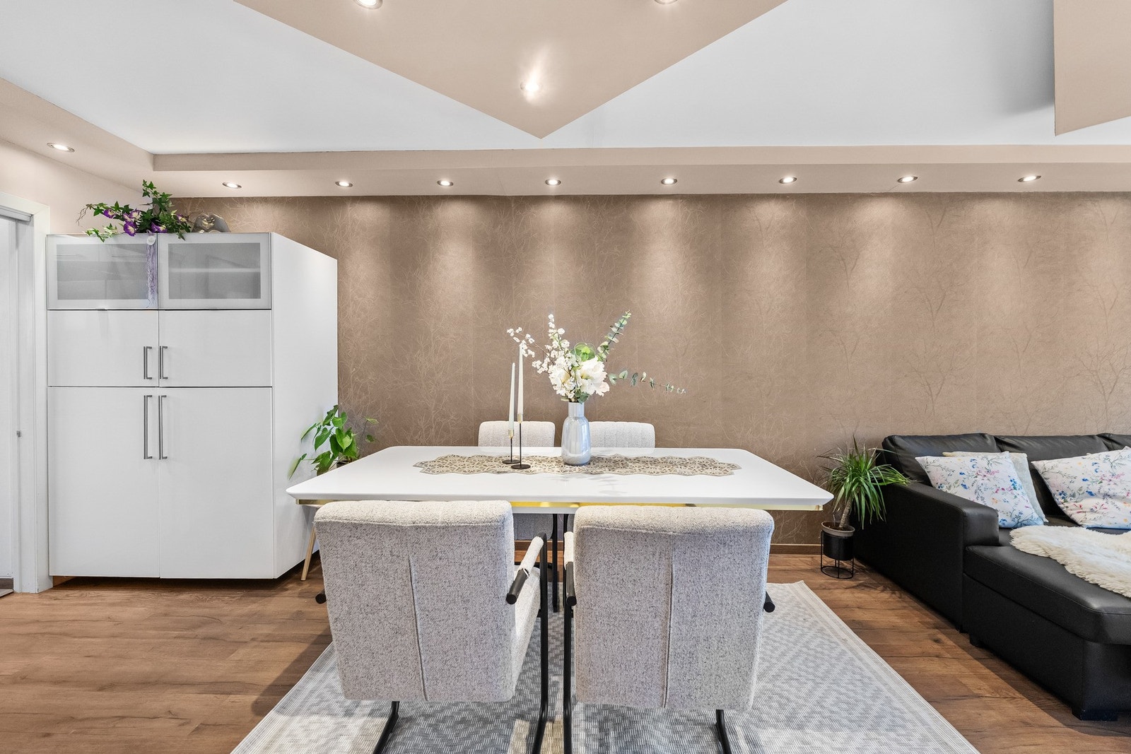 Spisestuen innbyr til hyggelige måltider med familie og venner. Galleribilde