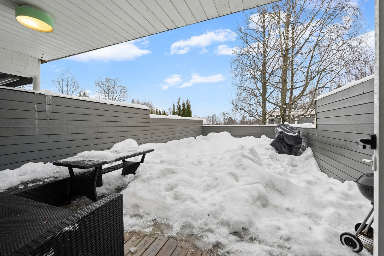 Hybel: Fra stuen i boligens kjelleretasje er det utgang til en stor og solrik terrasse. Terrassen er ikke oppmålt grunnet snø på befaringsdagen. Galleribilde